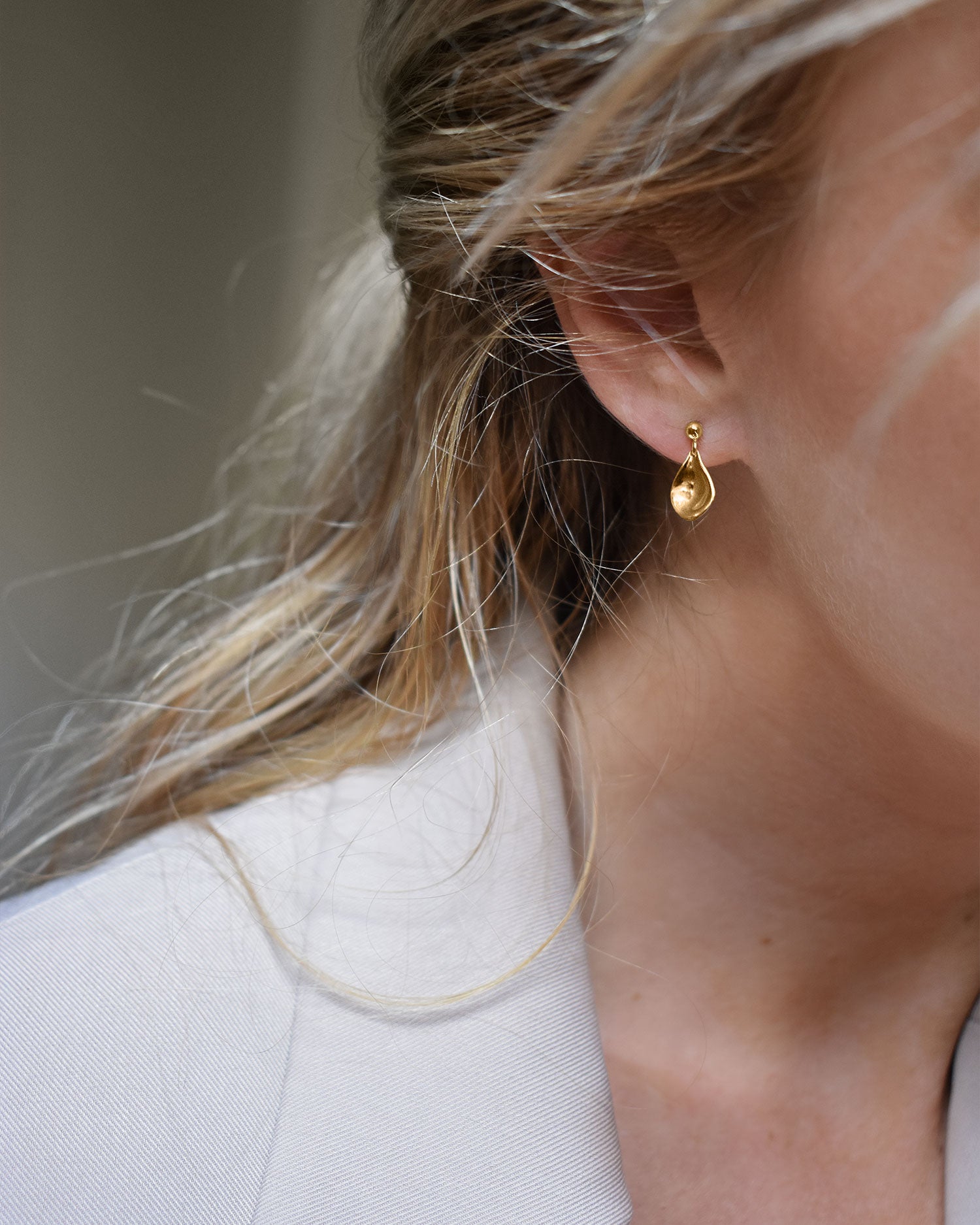 Gaias Grace drop studs gold