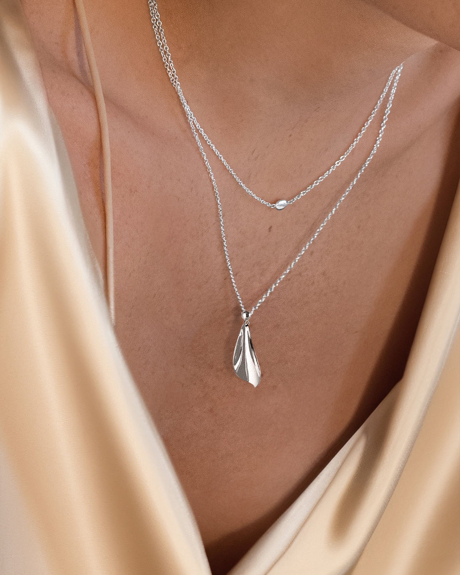 Gardenia single necklace silver