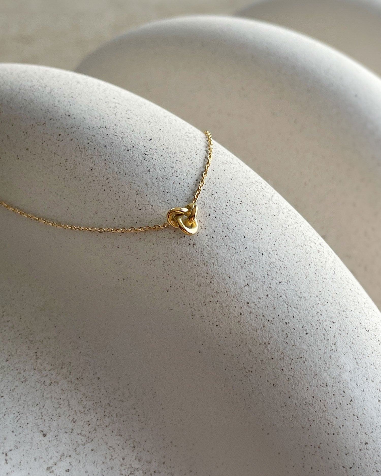 Le Knot drop necklace gold
