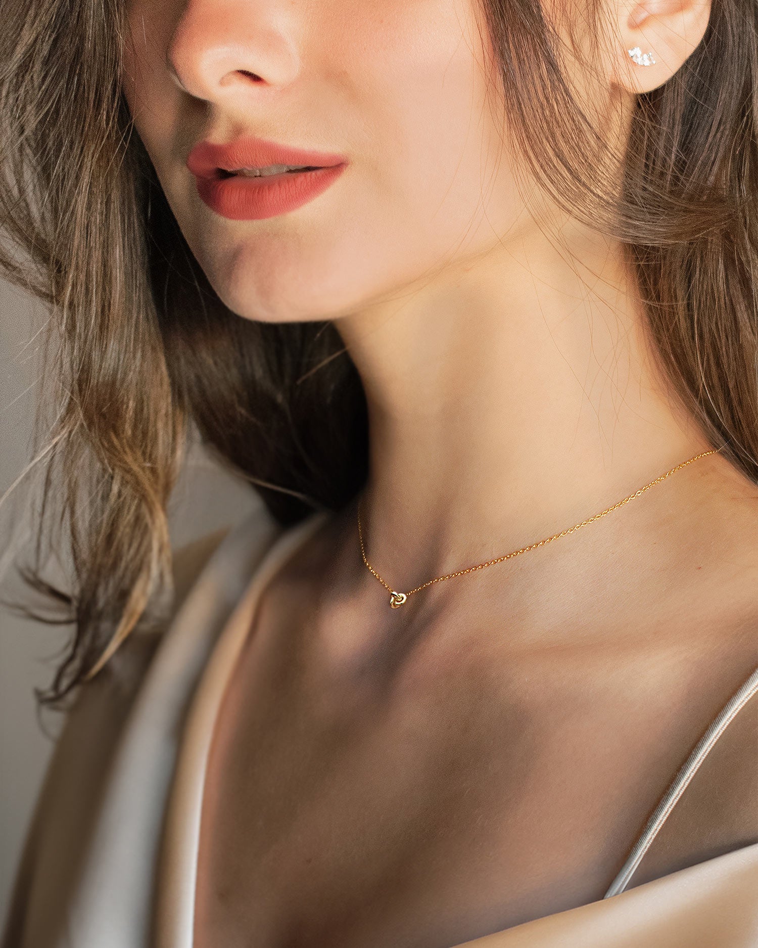 Le Knot drop necklace gold
