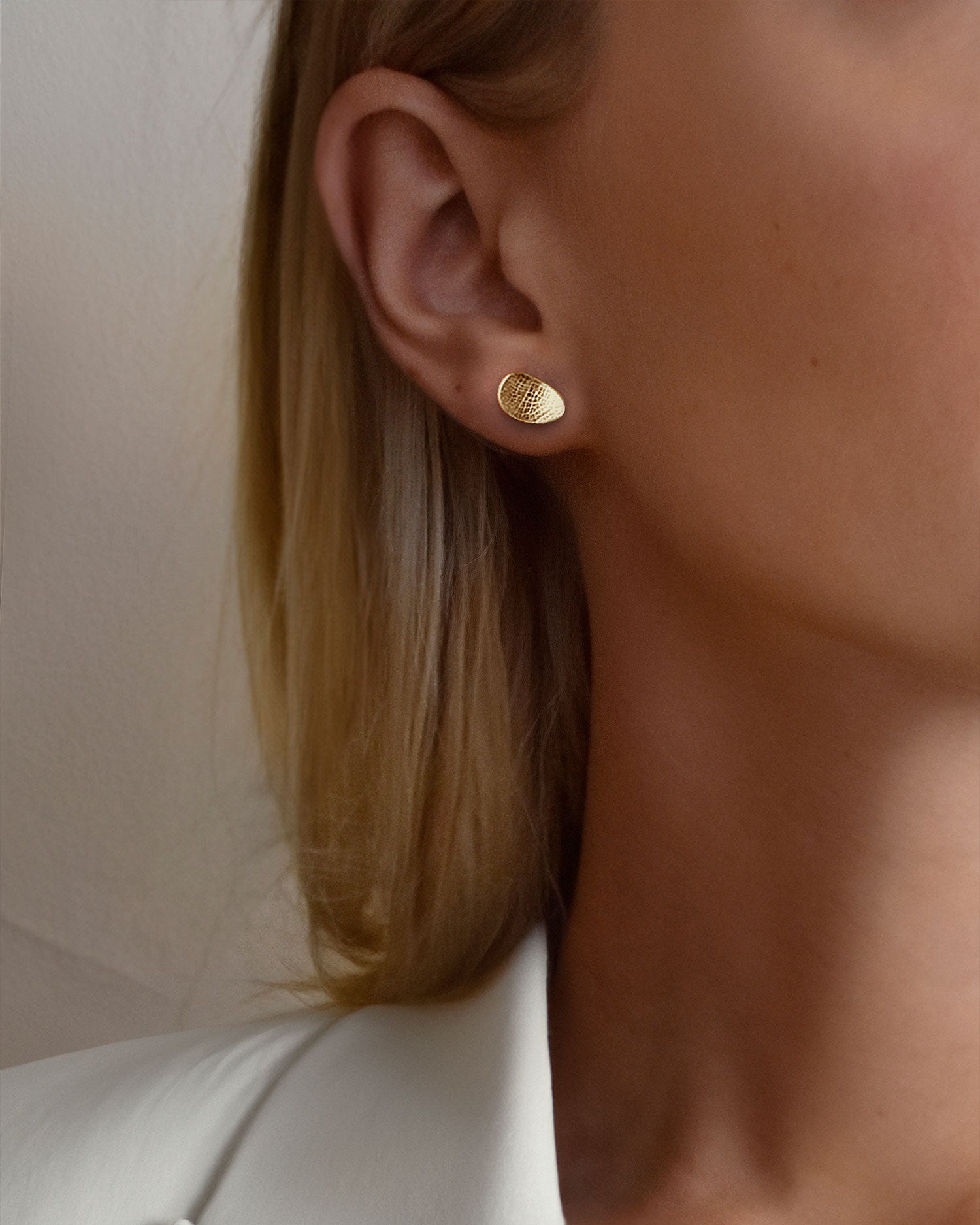 Leaf drop studs fixed gold