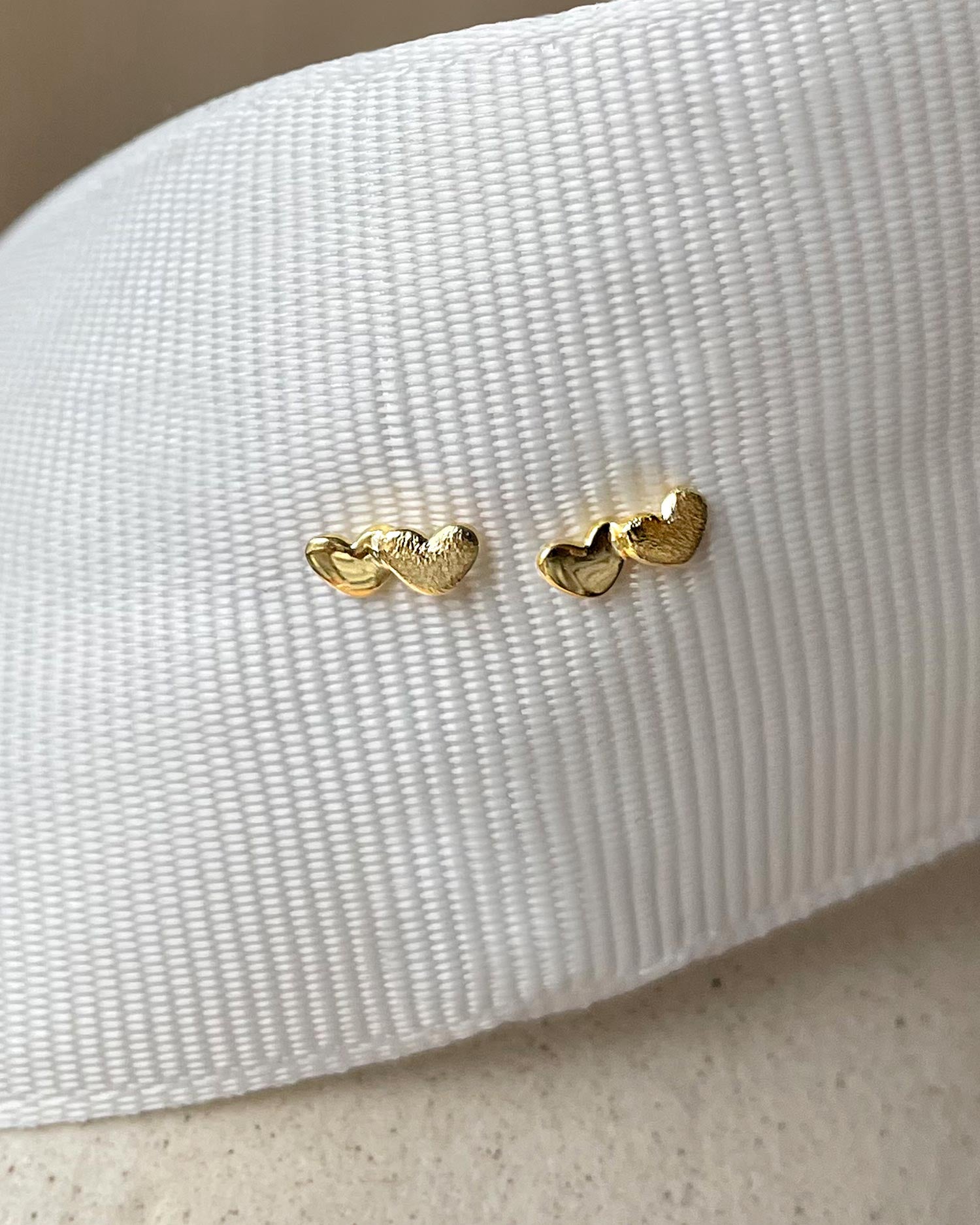 Loving heart studs gold