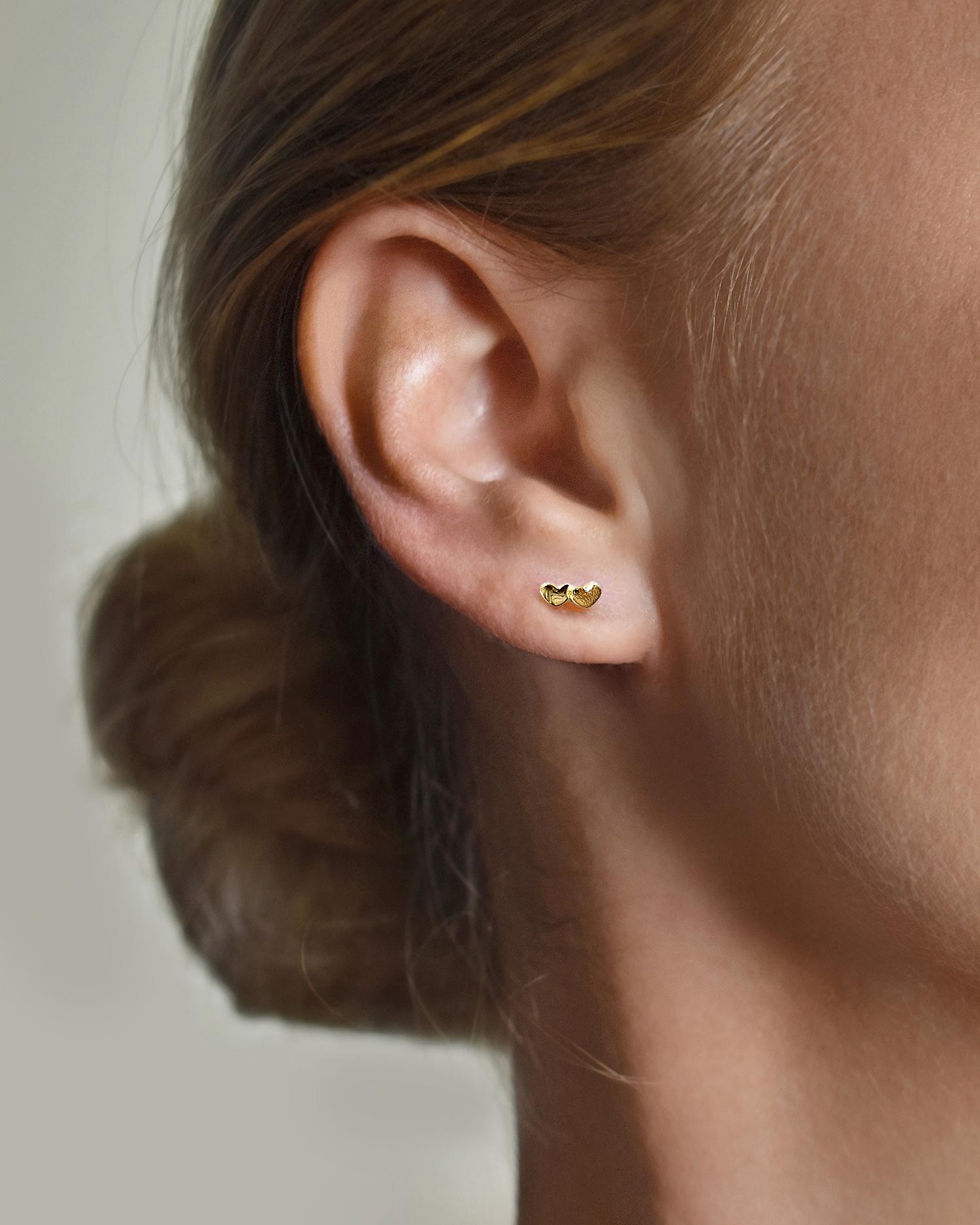 Loving heart studs gold