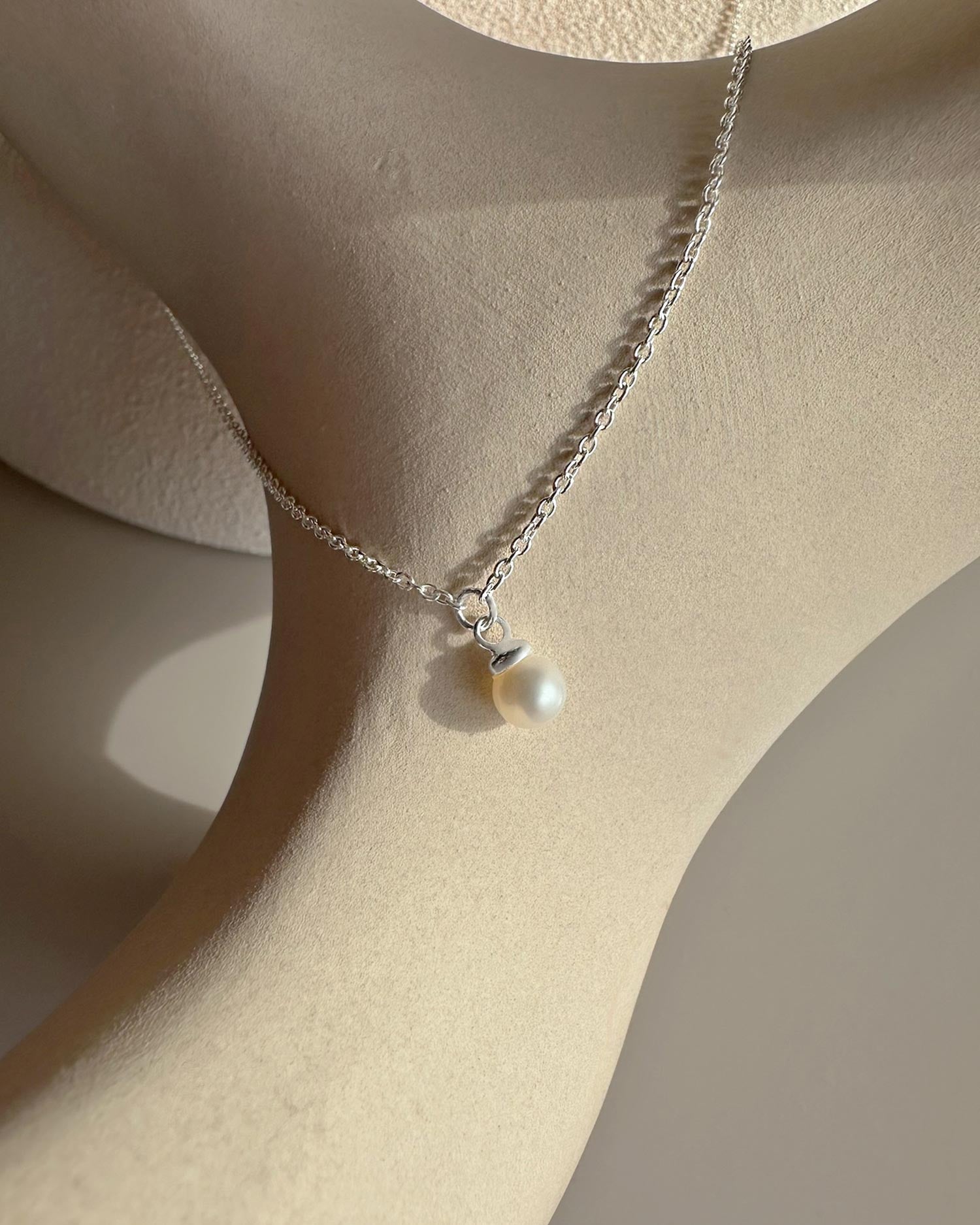 Petite Pearl single necklace silver