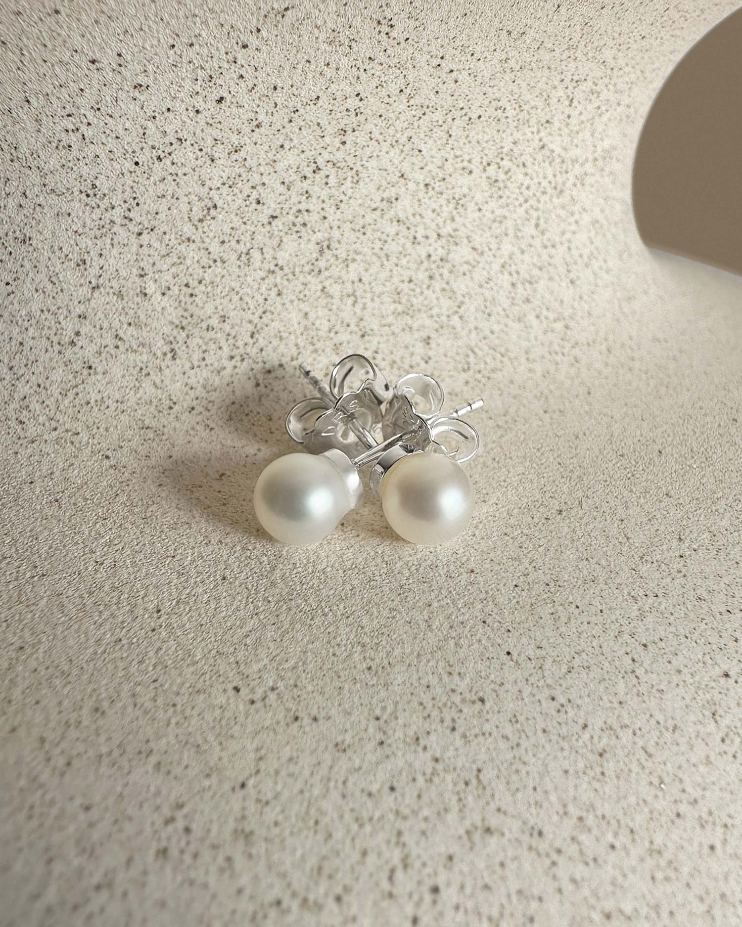 Petite Pearl single studs silver
