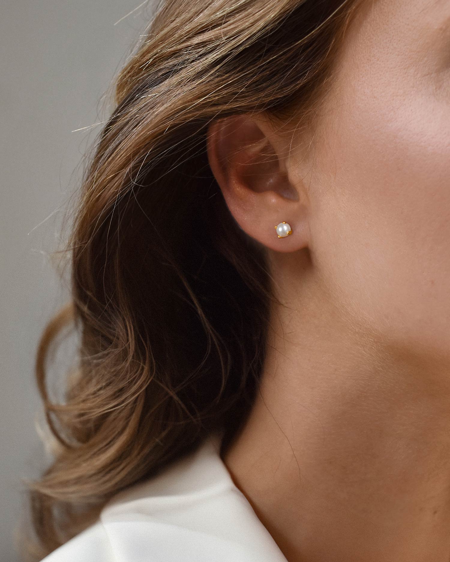Petite Pearl studs gold