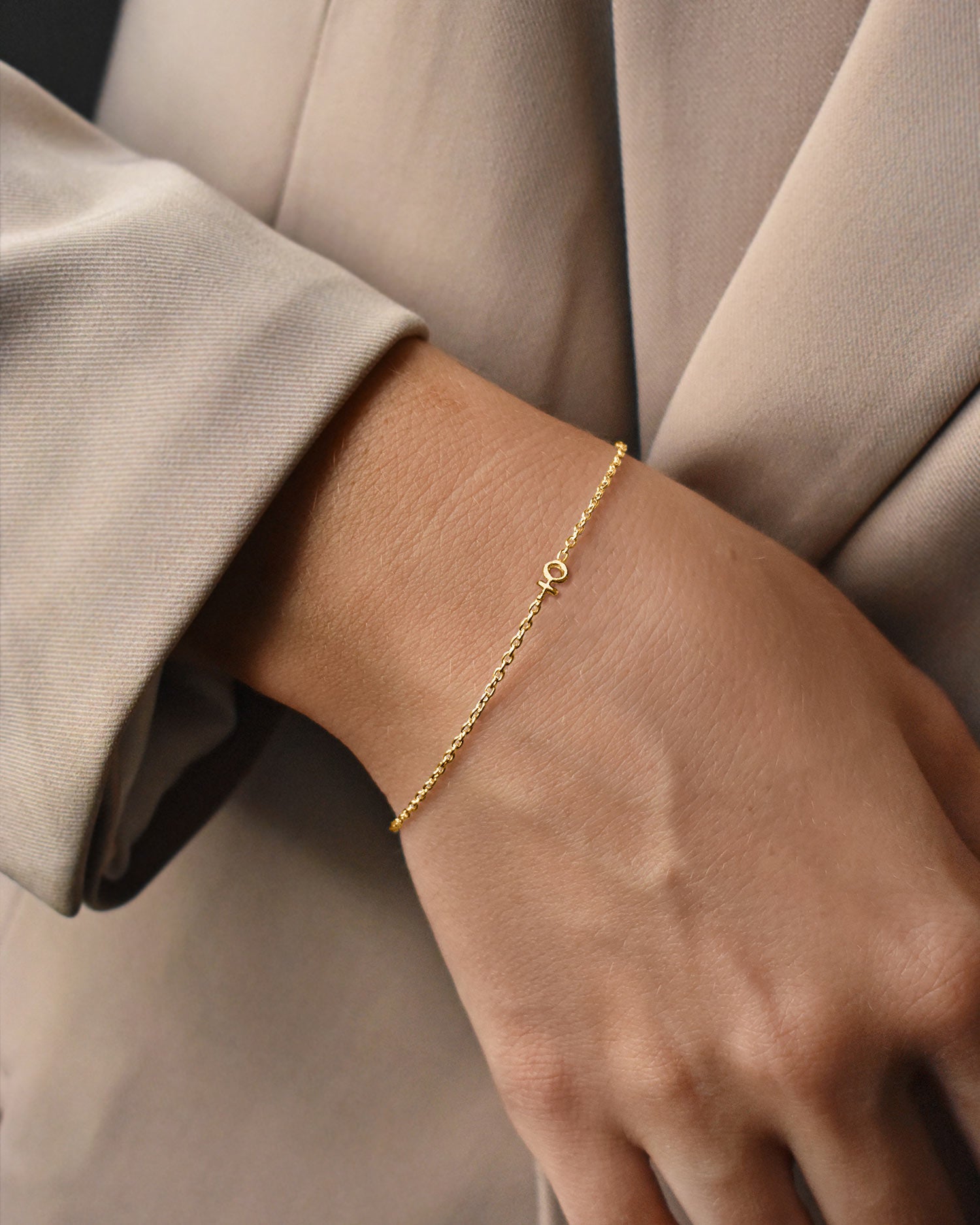 Women Unite drop bracelet gold